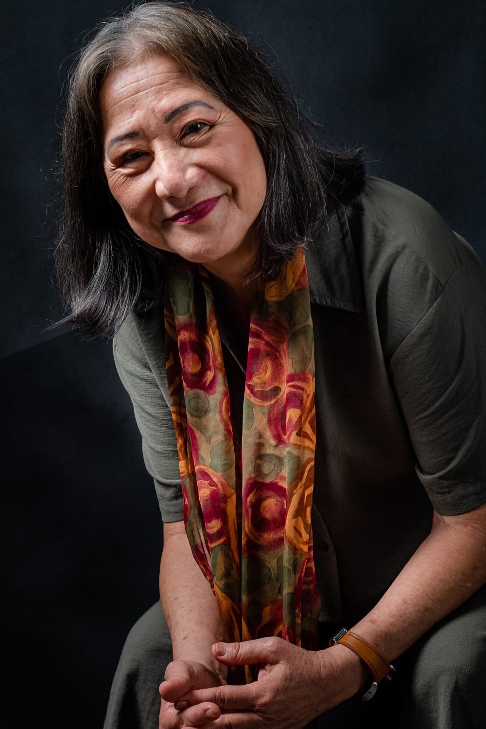 Marina Keiko Nakayama sorrindo, sentada